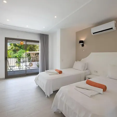 Villa Charming 3bed W/ Pool, Very Close To Centre