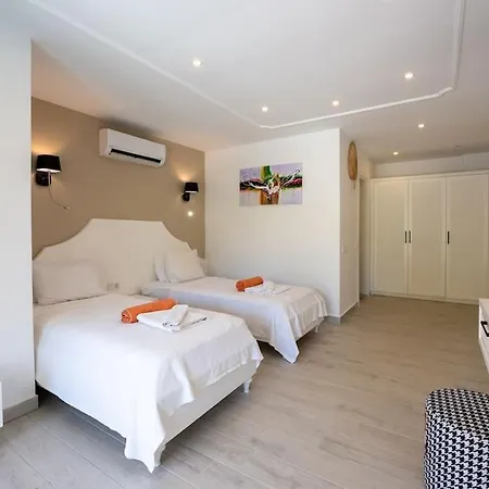 Villa Charming 3bed W/ Pool, Very Close To Centre