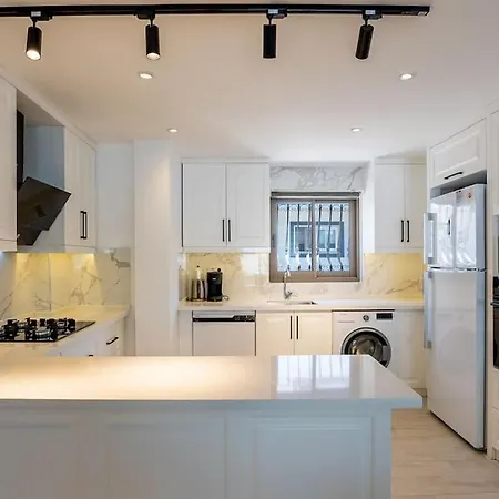 Villa Charming 3bed W/ Pool, Very Close To Centre