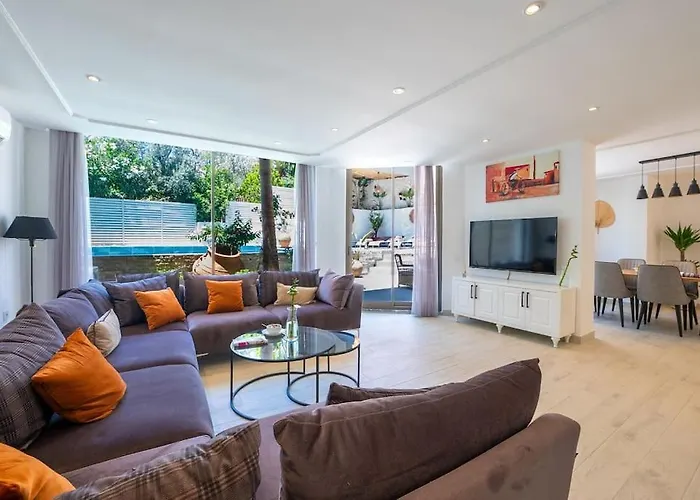 Villa Charming 3bed W/ Pool, Very Close To Centre *