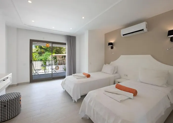 Villa Charming 3bed W/ Pool, Very Close To Centre