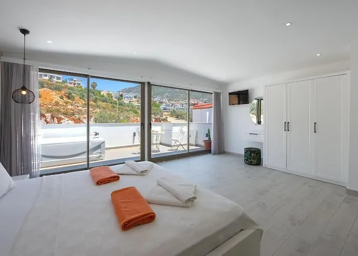 Charming 3bed W/ Pool, Very Close To Centre *