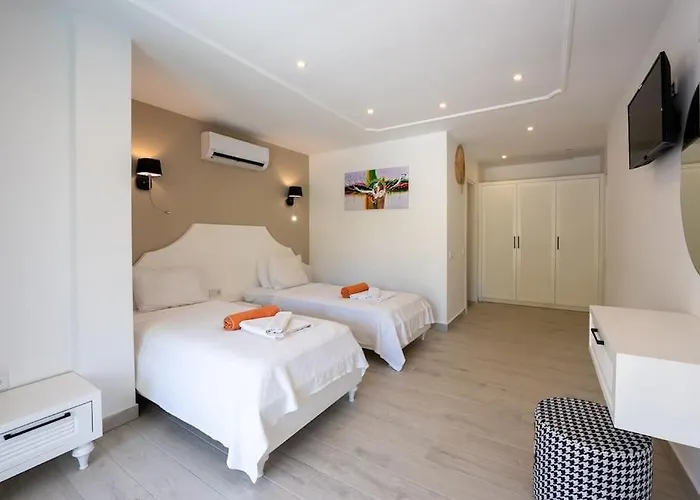 Villa Charming 3bed W/ Pool, Very Close To Centre