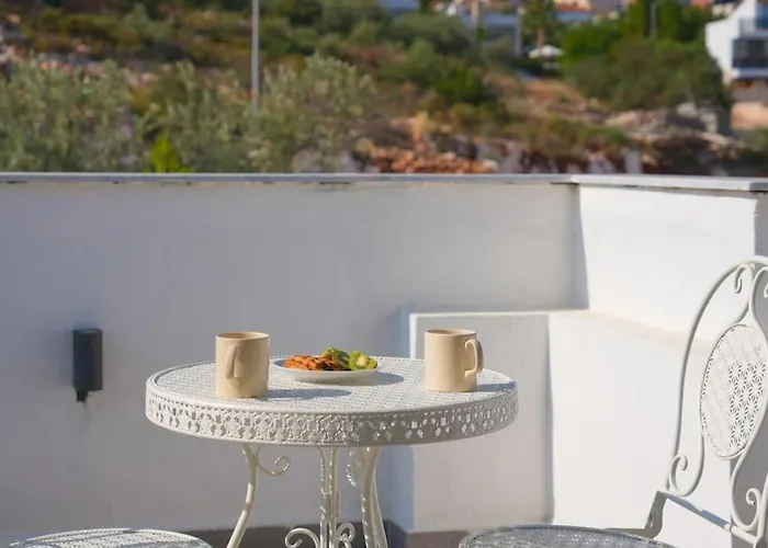 Villa Charming 3bed W/ Pool, Very Close To Centre