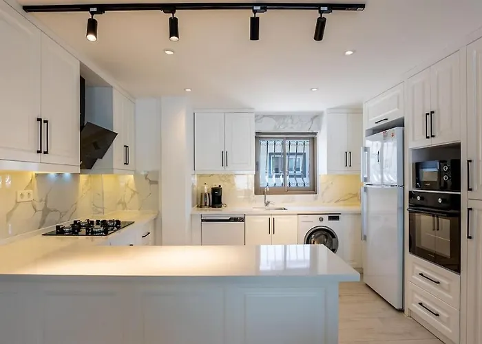 Villa Charming 3bed W/ Pool, Very Close To Centre