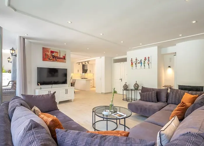 Charming 3bed W/ Pool, Very Close To Centre